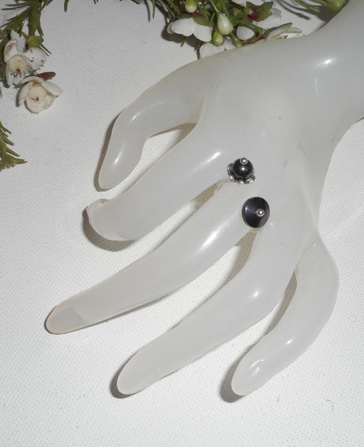 Originele 925 zilveren ring met ronde en platte grijze hematietstenen