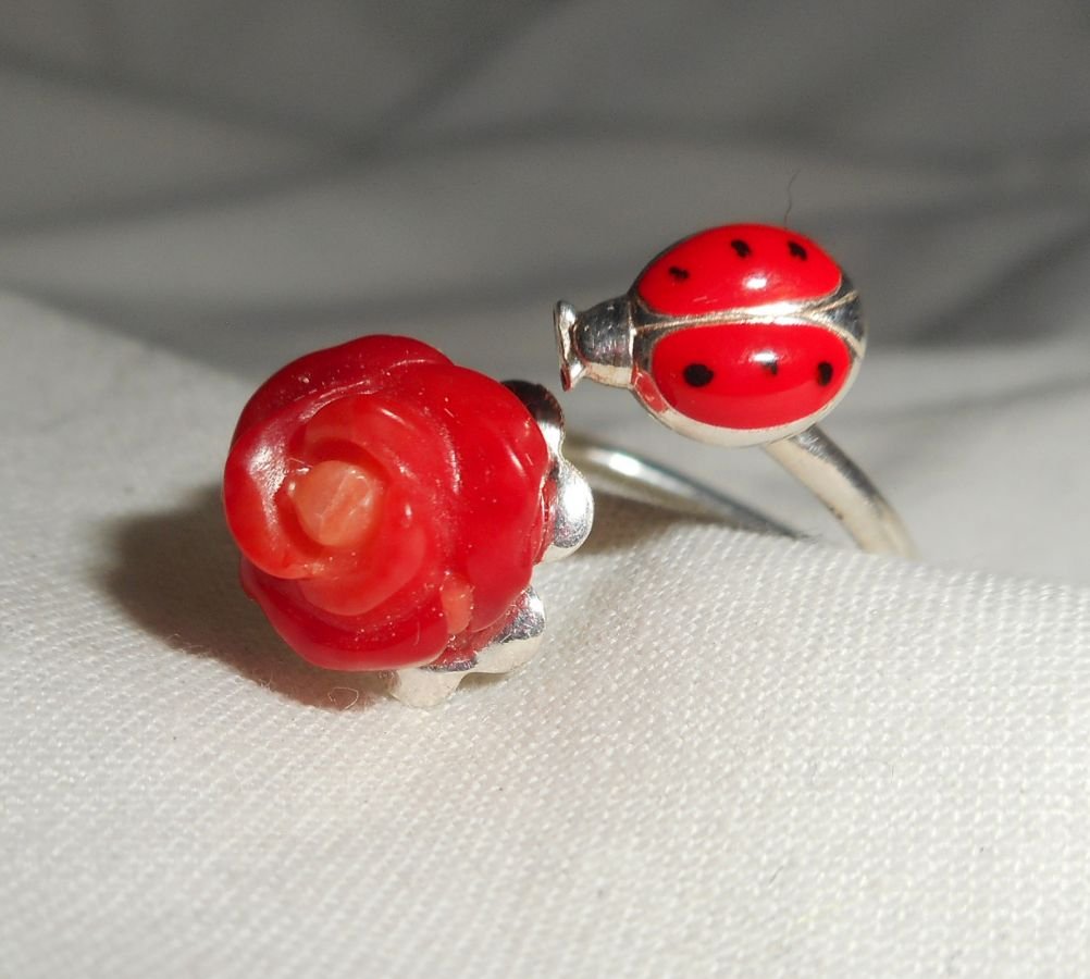 Originele 925 zilveren ring met koraalroos en rood emaille lieveheersbeestje