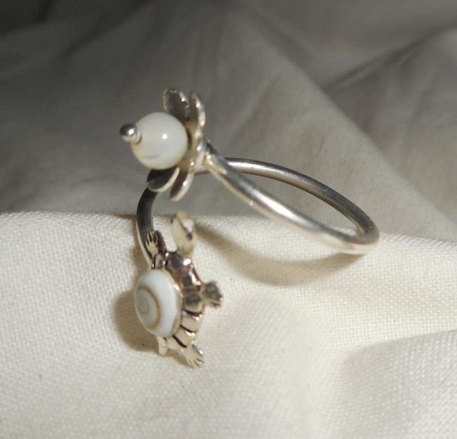 Originele 925 zilveren ring met witte St Lucia oogschildpad en parelmoer