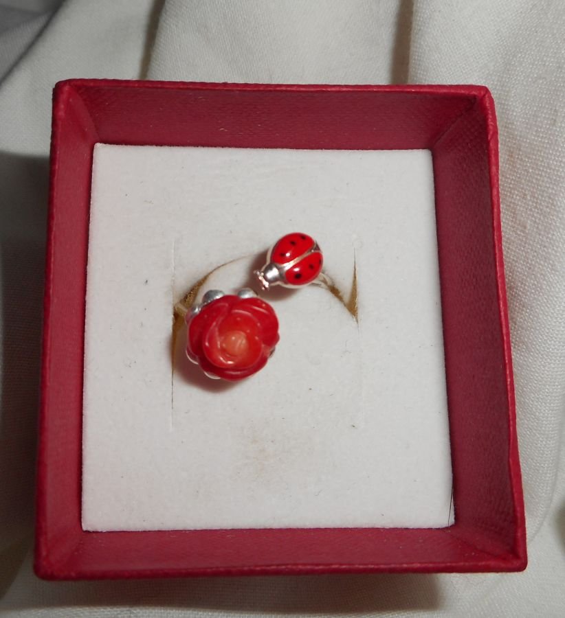 Originele 925 zilveren ring met koraalroos en rood emaille lieveheersbeestje