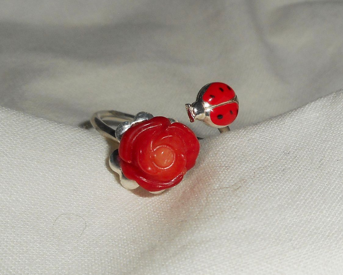 Originele 925 zilveren ring met koraalroos en rood emaille lieveheersbeestje