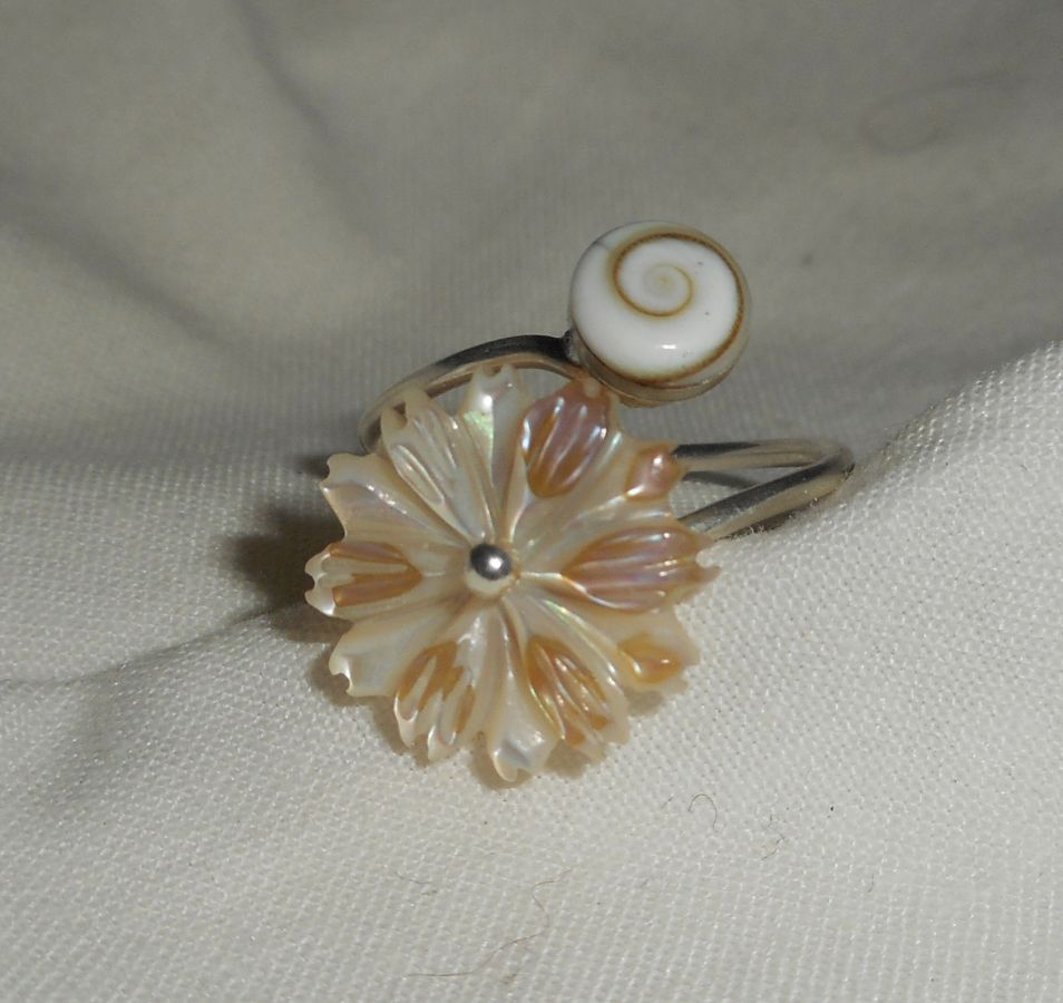 Originele 925 Sterling Zilveren Ring met Parelmoer Margriet en St. Lucia-oog