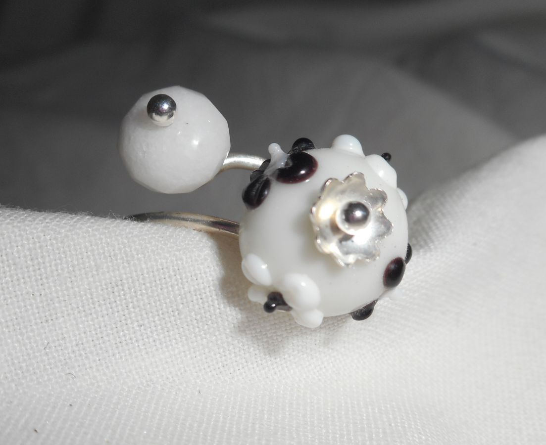 Originele 925 zilveren ring met witte jade steen en lampwork parel