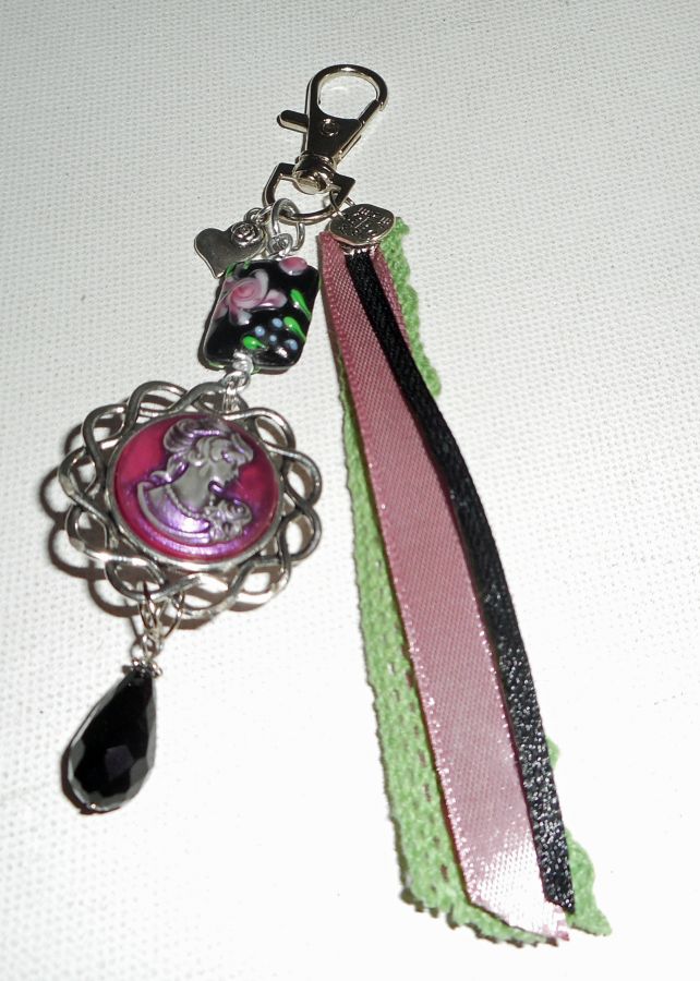 Tas/sleutelhanger sieraden met glazen kralen en camee met linten