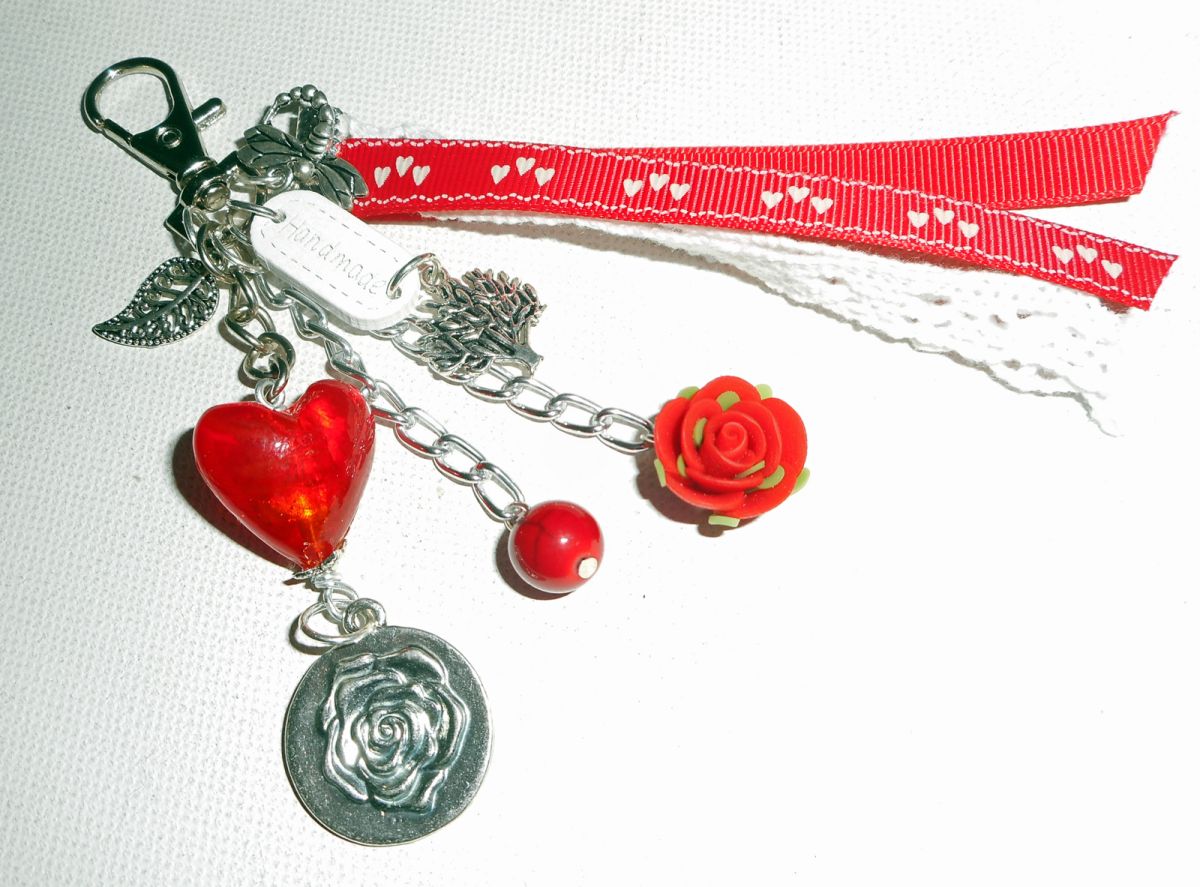 Tas/sleutelhanger hart van rood glas met kant en linten