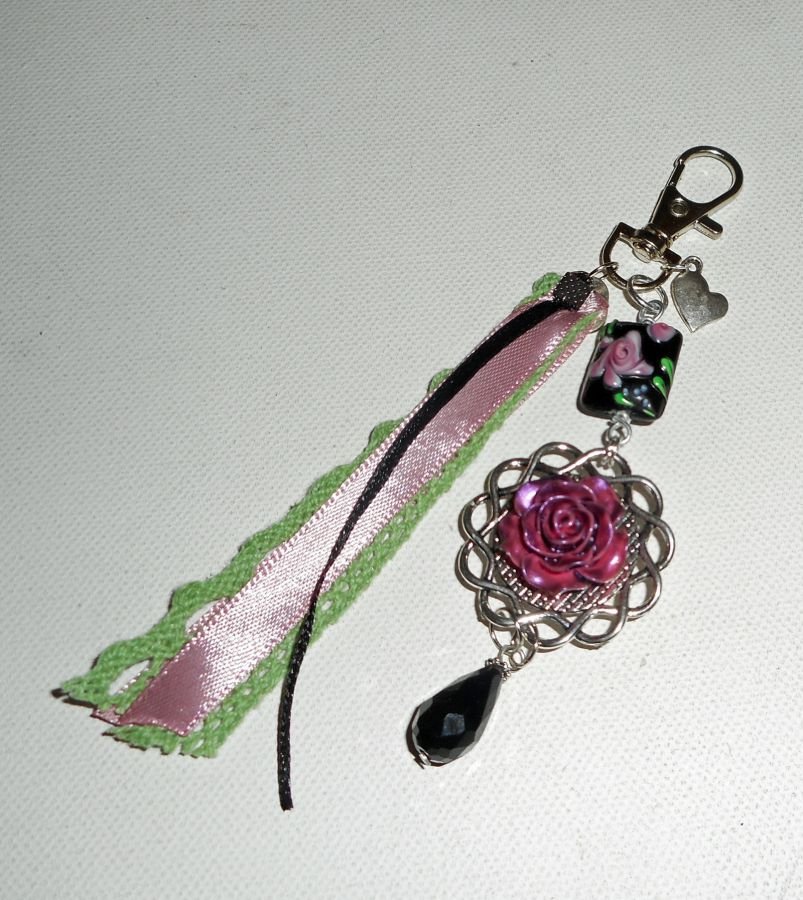Tas/sleutelhanger sieraden met glazen kralen en camee met linten