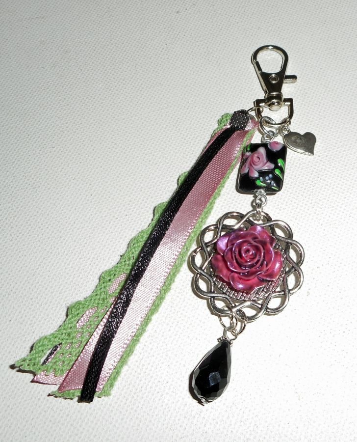 Tas/sleutelhanger sieraden met glazen kralen en camee met linten