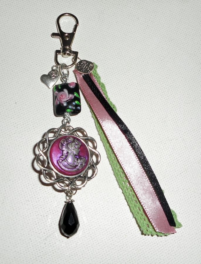 Tas/sleutelhanger sieraden met glazen kralen en camee met linten