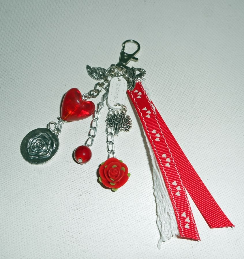 Tas/sleutelhanger hart van rood glas met kant en linten