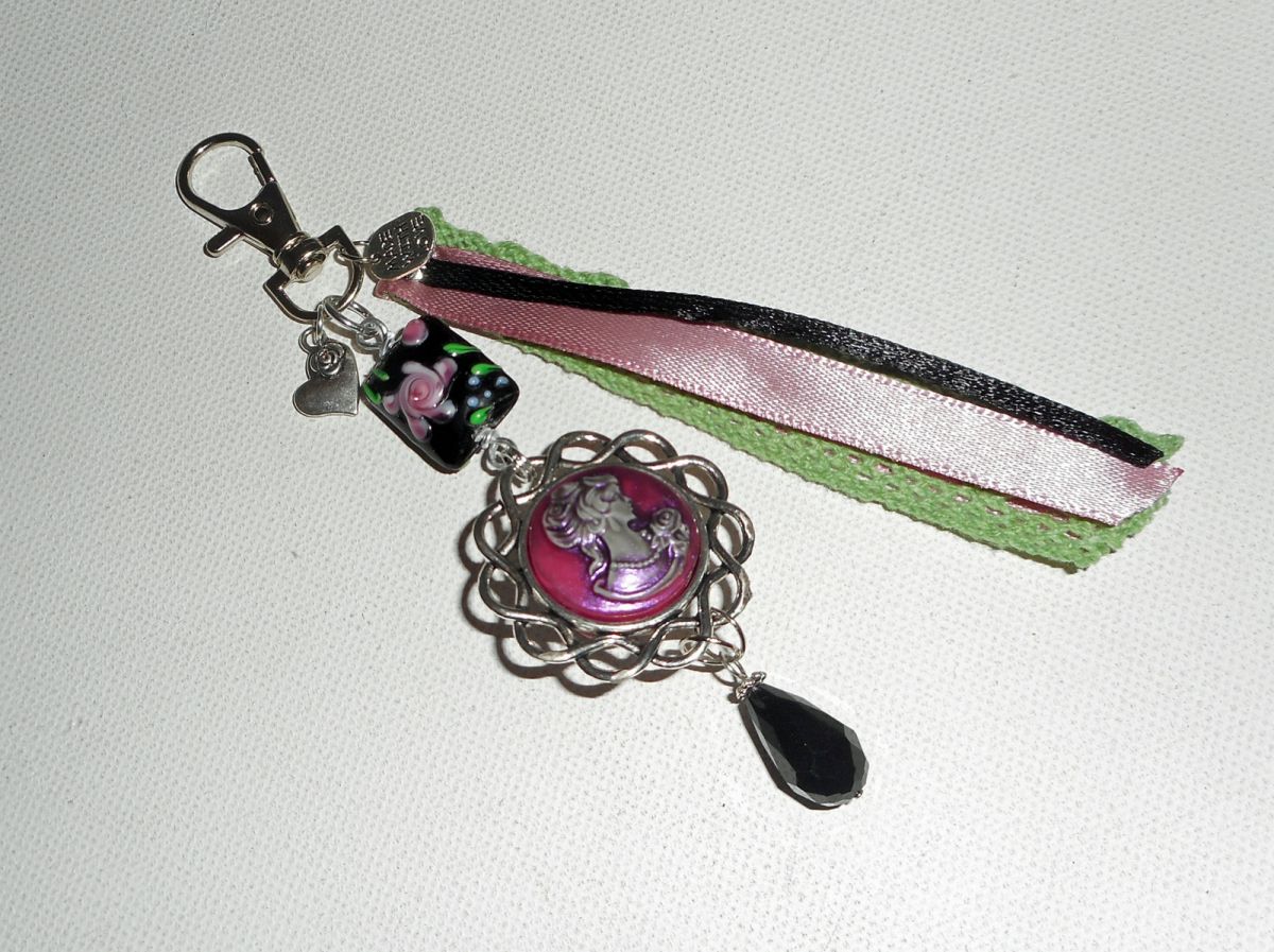 Tas/sleutelhanger sieraden met glazen kralen en camee met linten