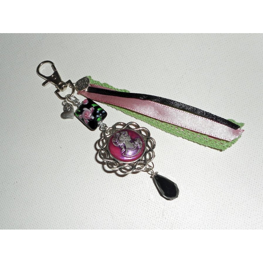 Tas/sleutelhanger sieraden met glazen kralen en camee met linten