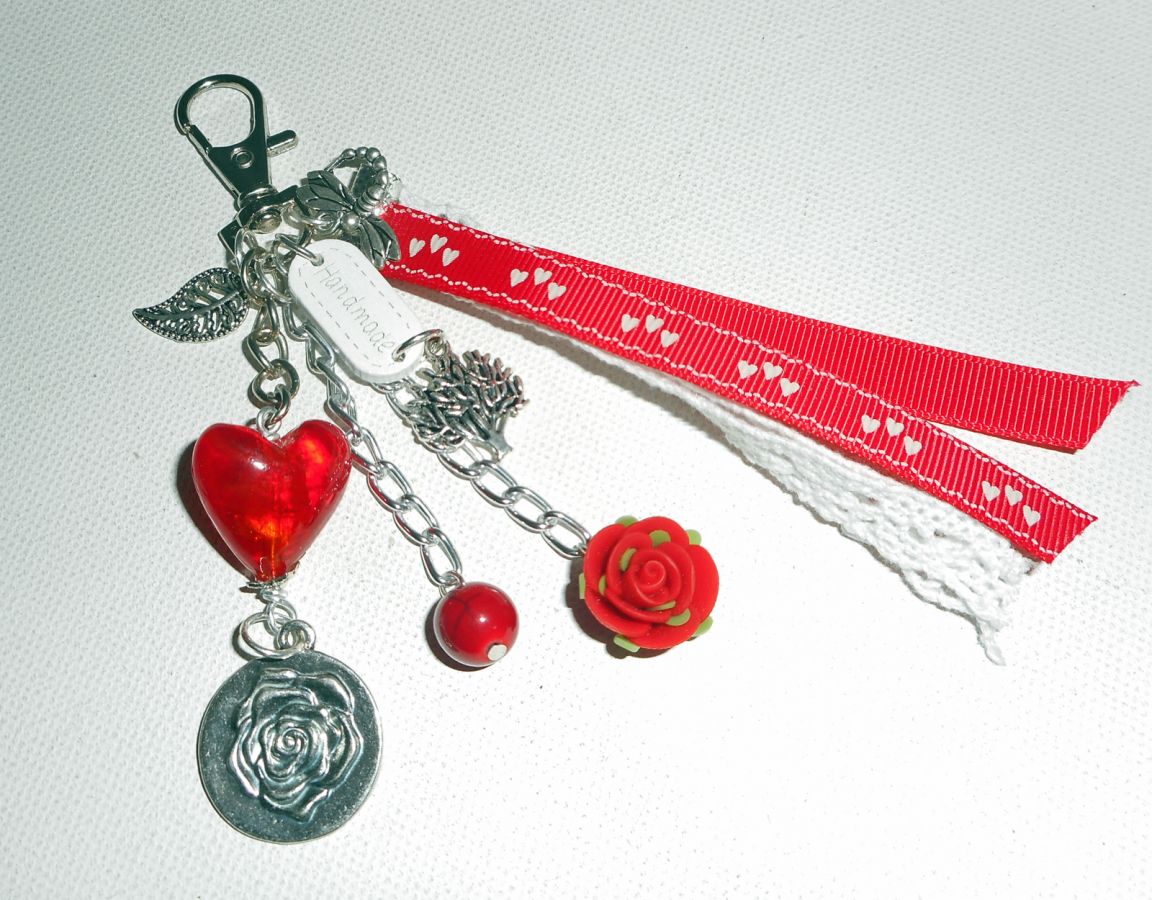 Tas/sleutelhanger hart van rood glas met kant en linten