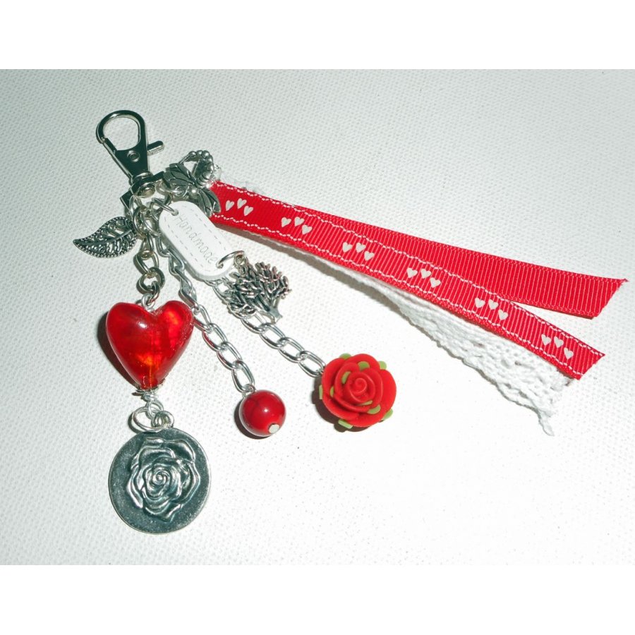 Tas/sleutelhanger hart van rood glas met kant en linten