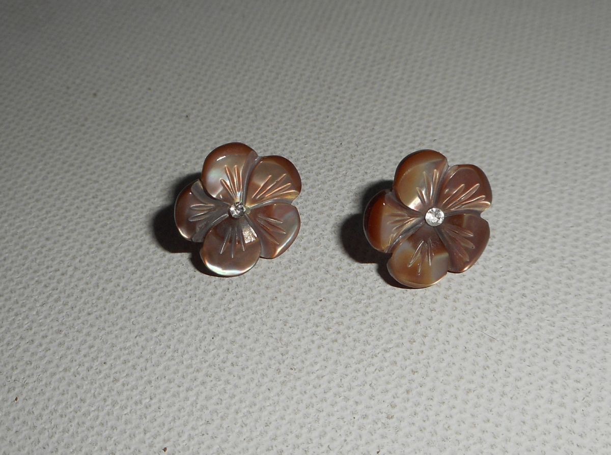 Oorbellen met bruine parelmoer bloem, zilver 925