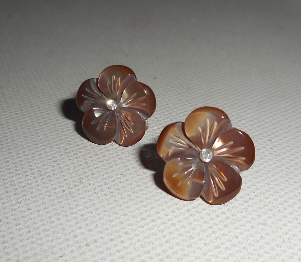 Oorbellen met bruine parelmoer bloem, zilver 925