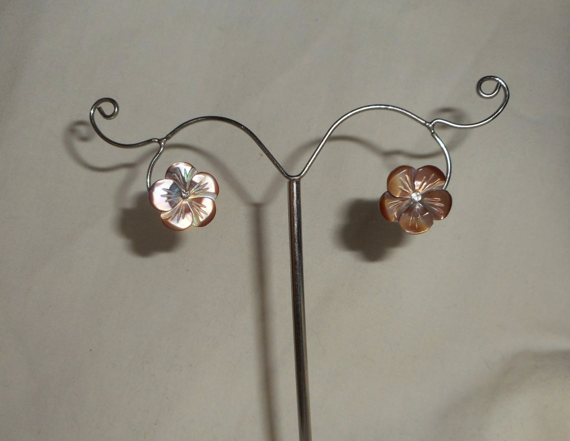 Oorbellen met bruine parelmoer bloem, zilver 925