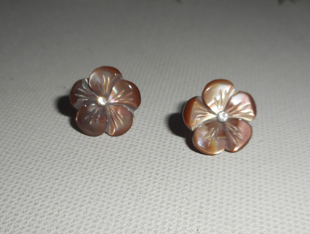 Oorbellen met bruine parelmoer bloem, zilver 925