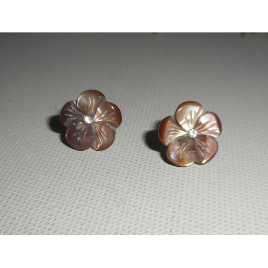 Oorbellen met bruine parelmoer bloem, zilver 925