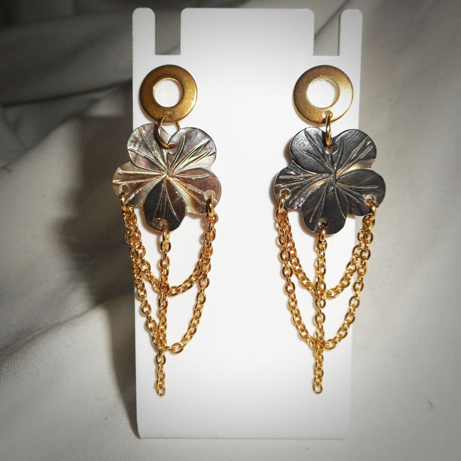Parelmoer bloem oorbellen met gouden ketting