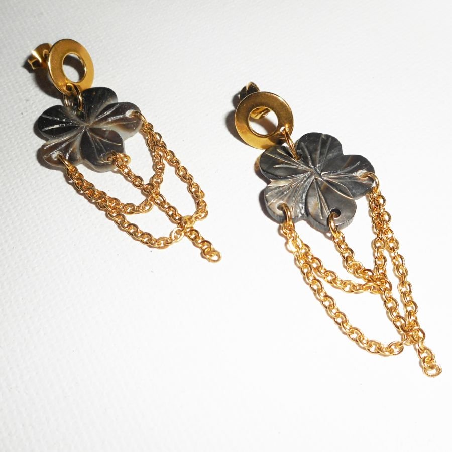 Parelmoer bloem oorbellen met gouden ketting