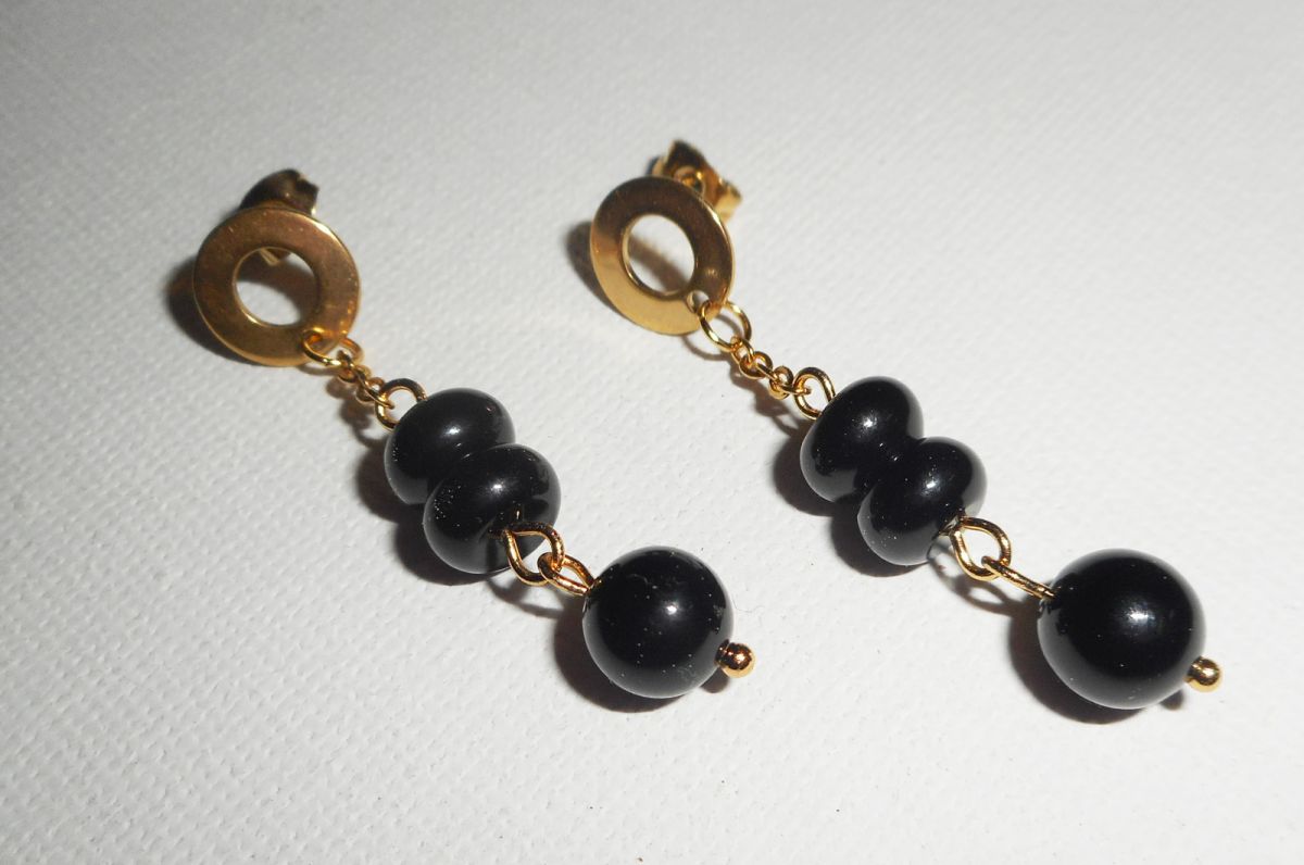 Onyx stenen oorbellen aan roestvrij staal gouden ketting