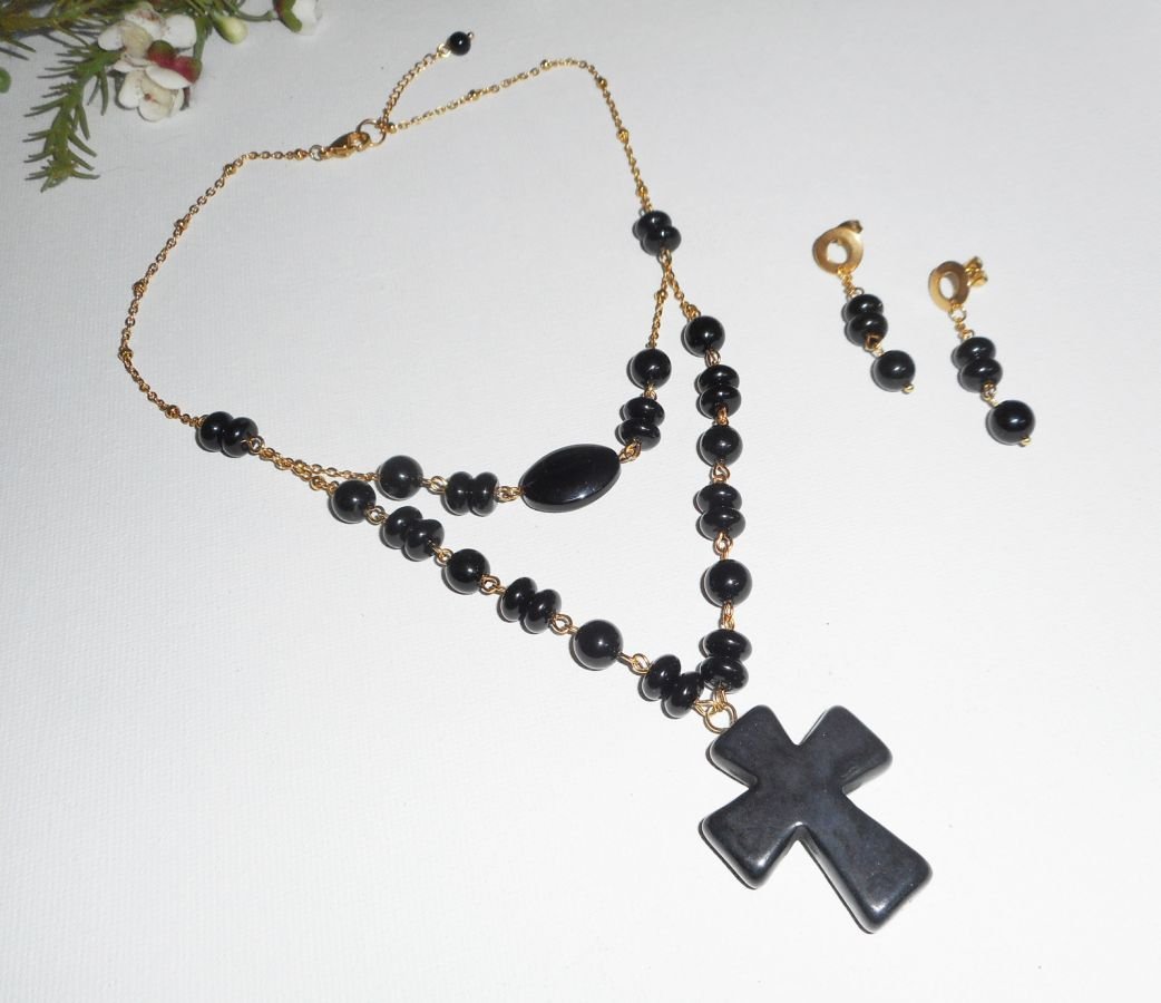 Onyx stenen oorbellen aan roestvrij staal gouden ketting