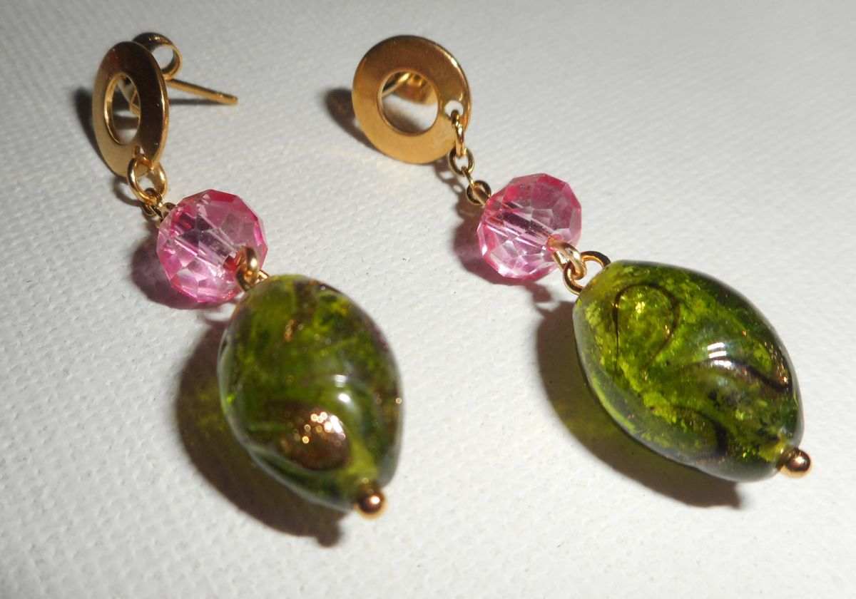 Groen en roze glas en kristal oorbellen