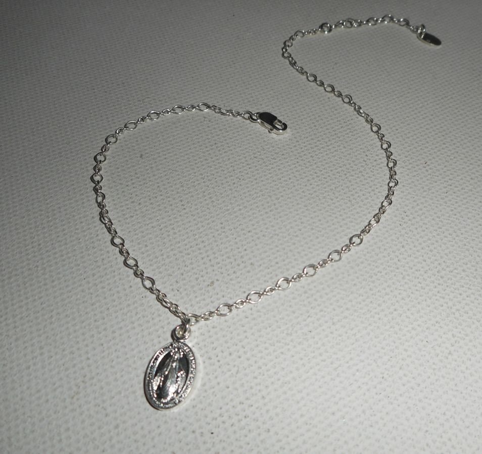 Armband/enkelketting met maagdelijke medaille aan 925 zilveren ketting