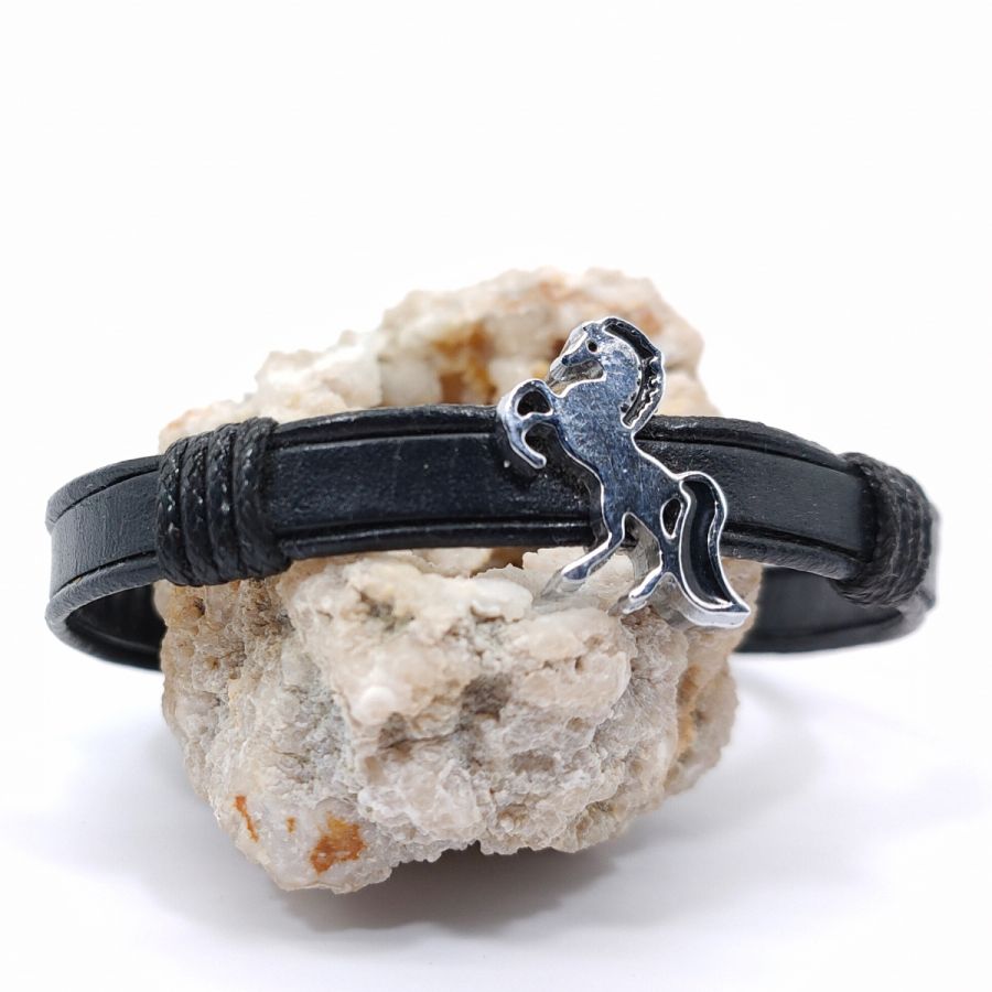 Paardenarmband op lederen koord 