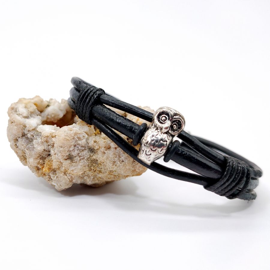 Uil armband op zwart lederen koord