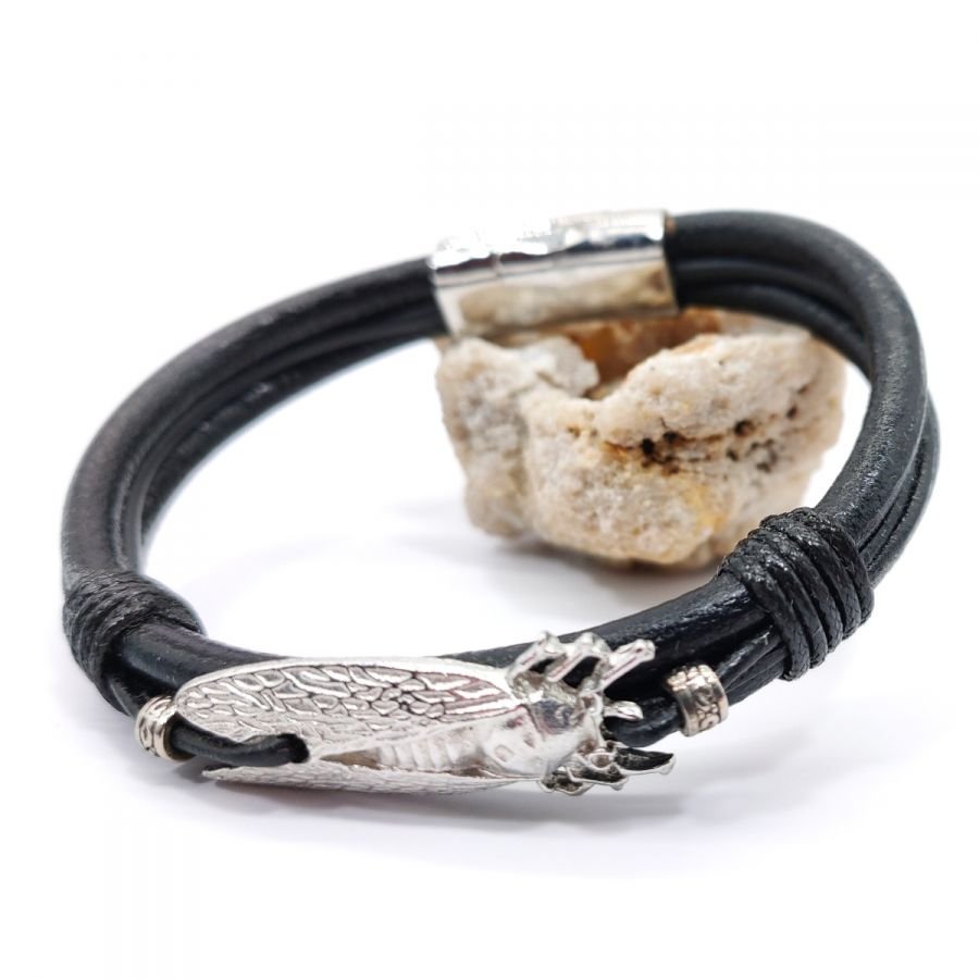 Cicade armband op zwart lederen koord