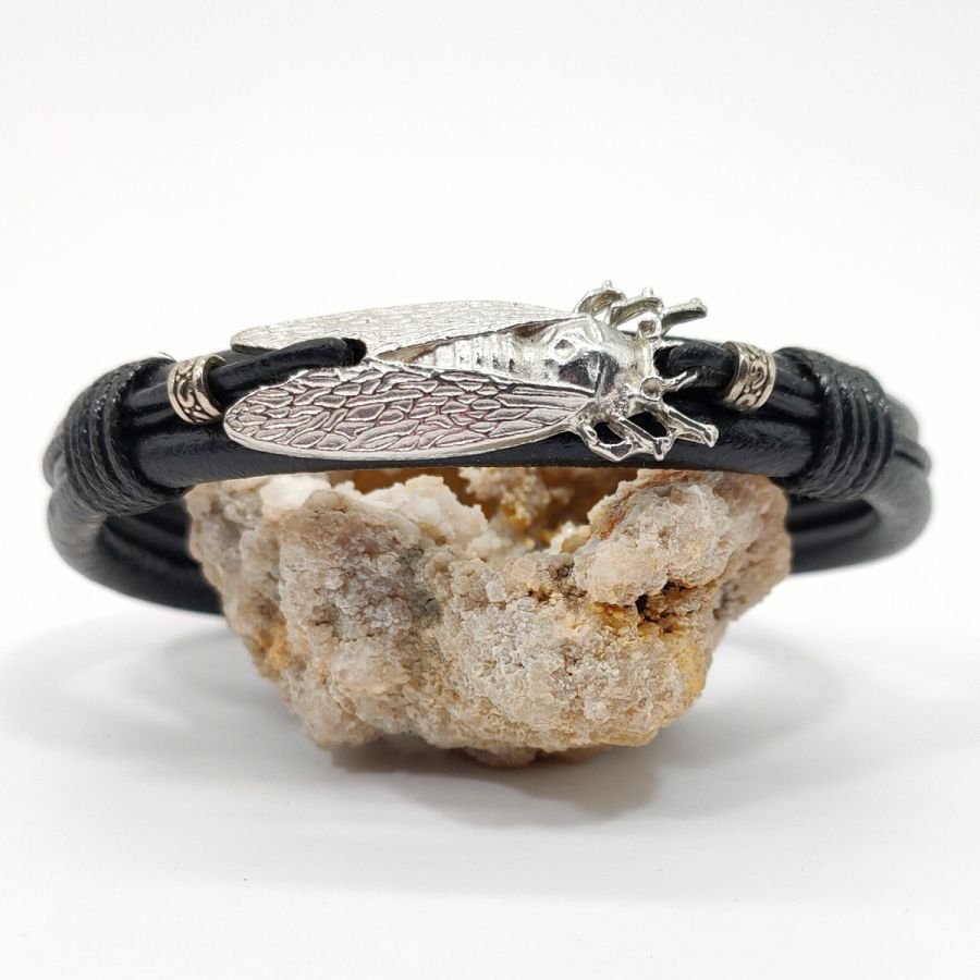 Cicade armband op zwart lederen koord