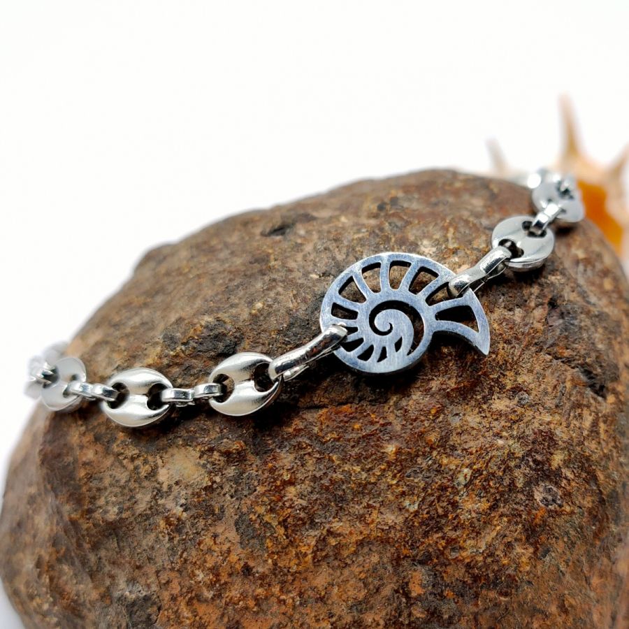 Zeeschelpenarmband aan stalen koffiebonenketting 