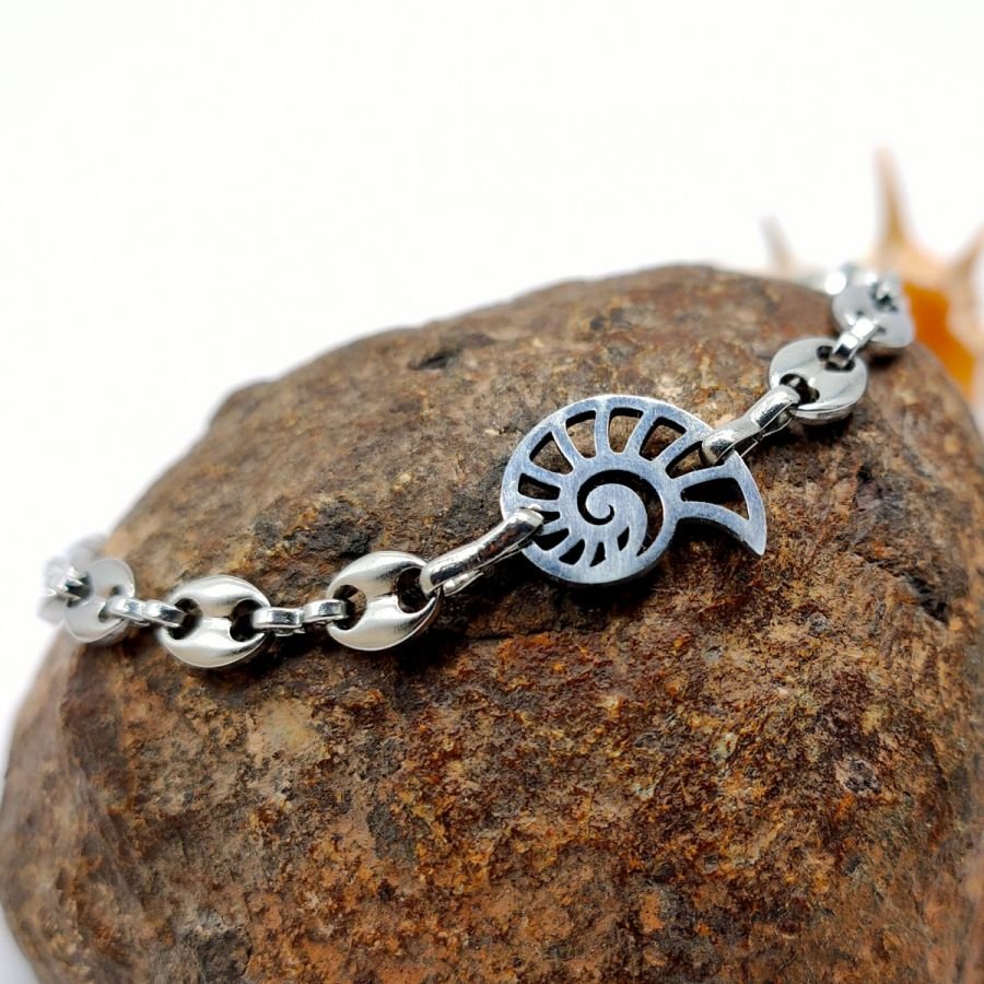 Zeeschelpenarmband aan stalen koffiebonenketting 