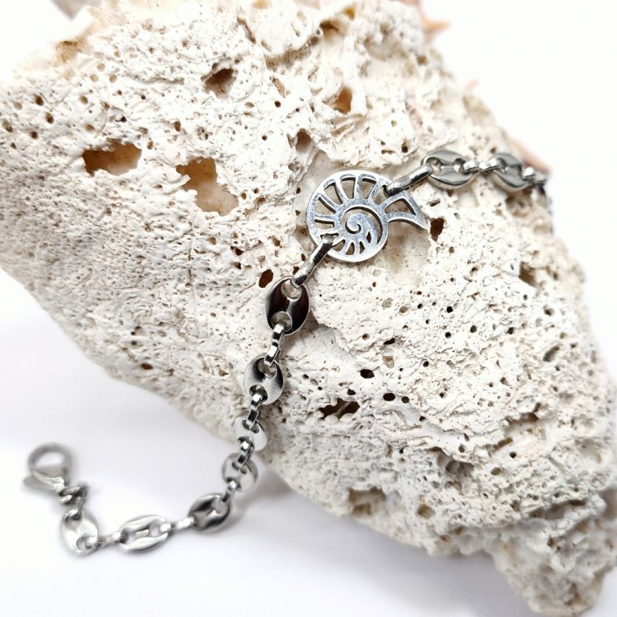 Zeeschelpenarmband aan stalen koffiebonenketting 