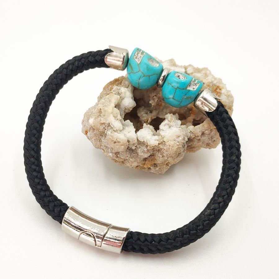 Zwarte touwarmband met dubbele schedel in blauwe stenen