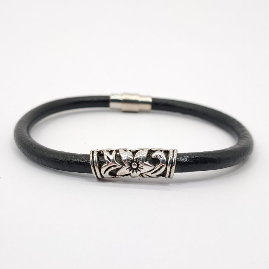 Bloemenarmband op zwart lederen koord