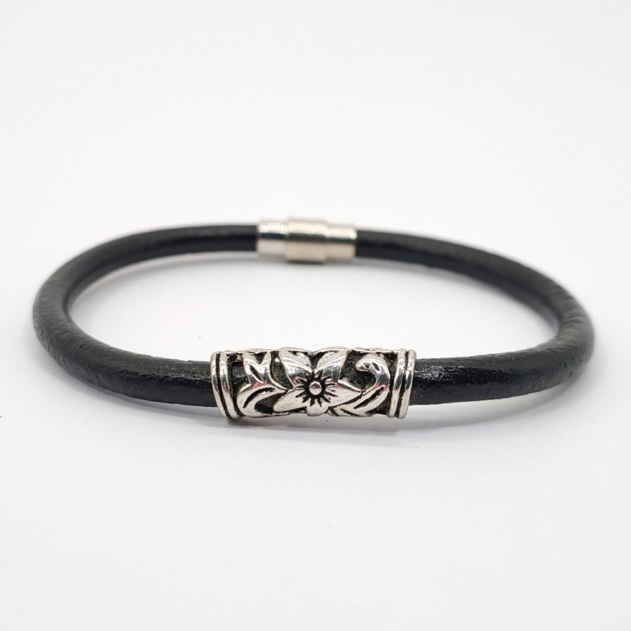Bloemenarmband op zwart lederen koord