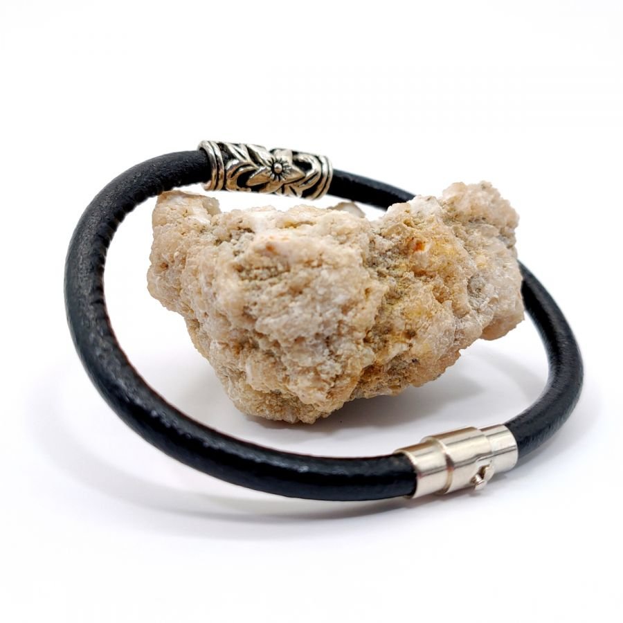 Bloemenarmband op zwart lederen koord