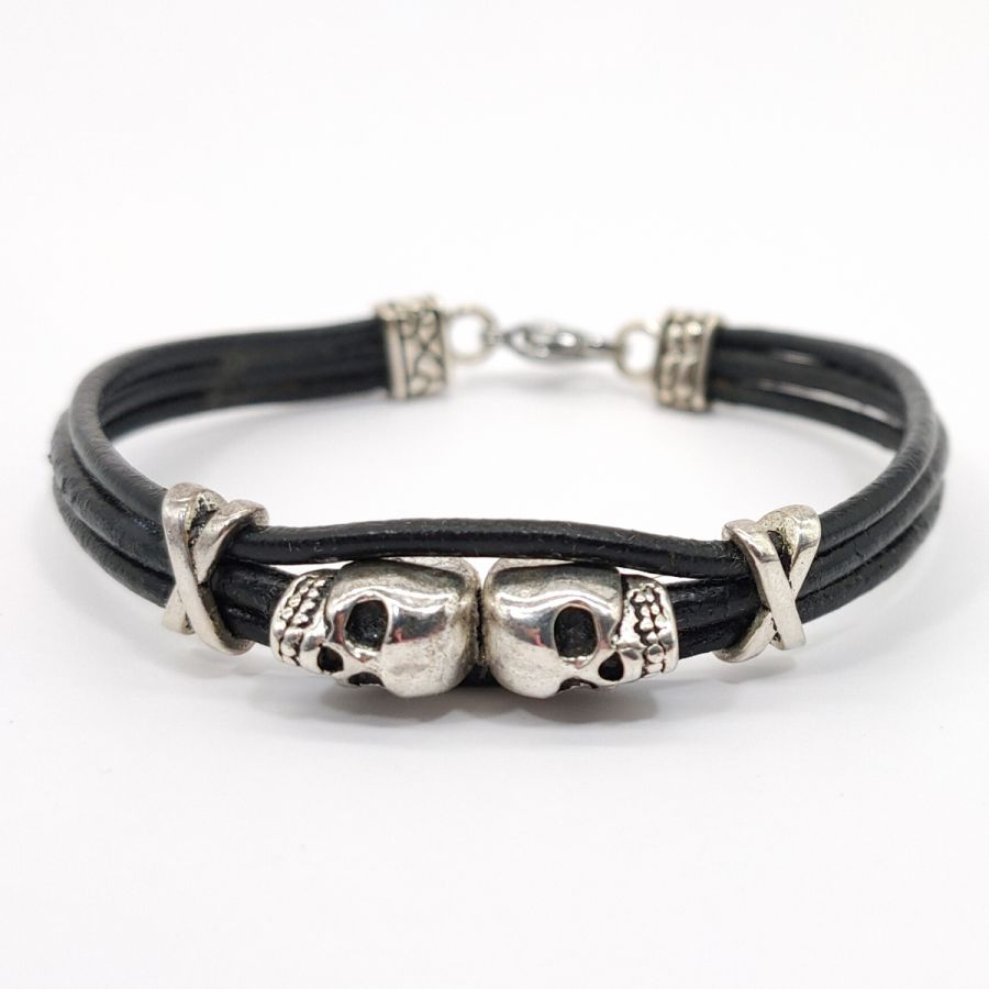 Herenarmband zwart leer meeraderig met dubbele doodskraal 