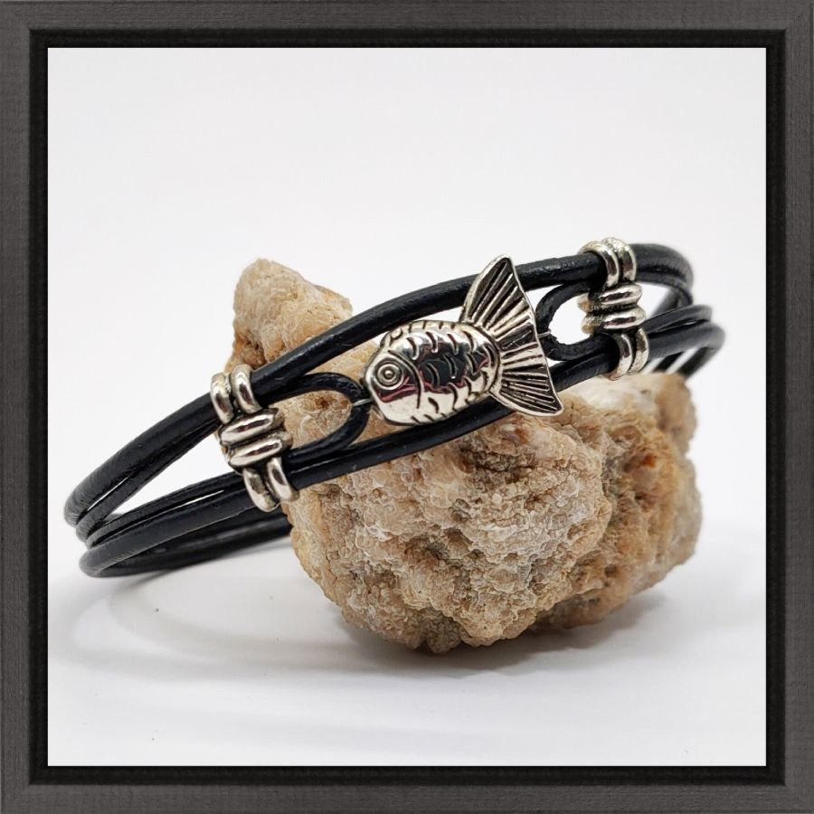 Herenarmband zwart leer met zilverkleurige metalen vissen