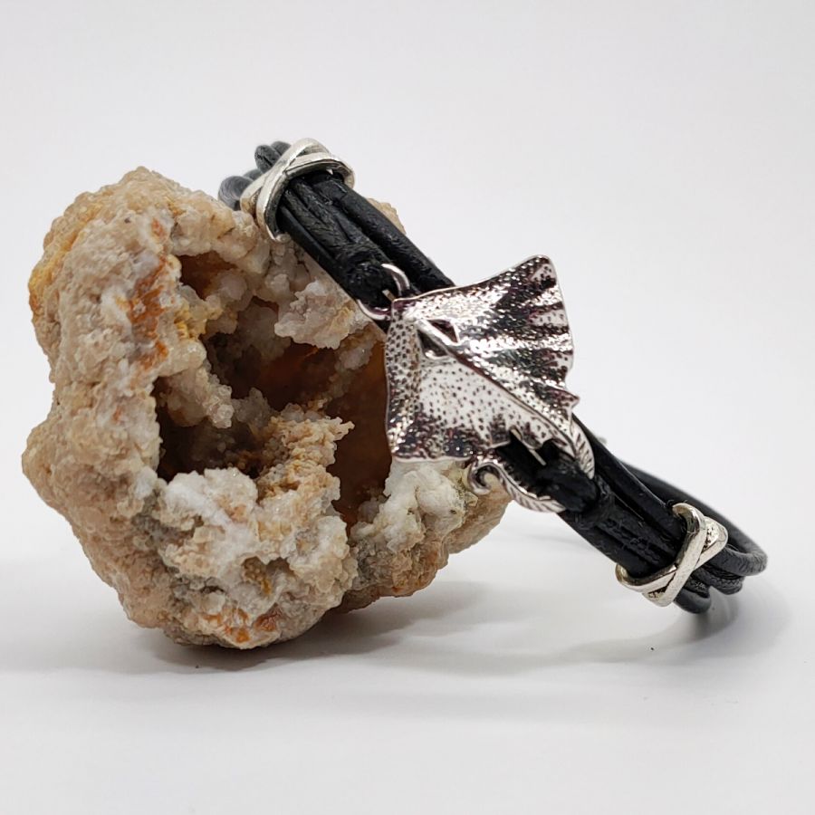 Herenarmband zwart leer met meerdere strengen en zilverkleurige metalen pijlstaartrog vissen