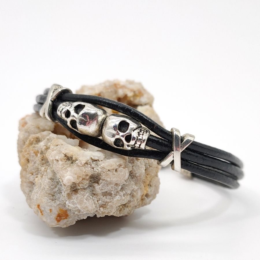 Herenarmband zwart leer meeraderig met dubbele doodskraal 