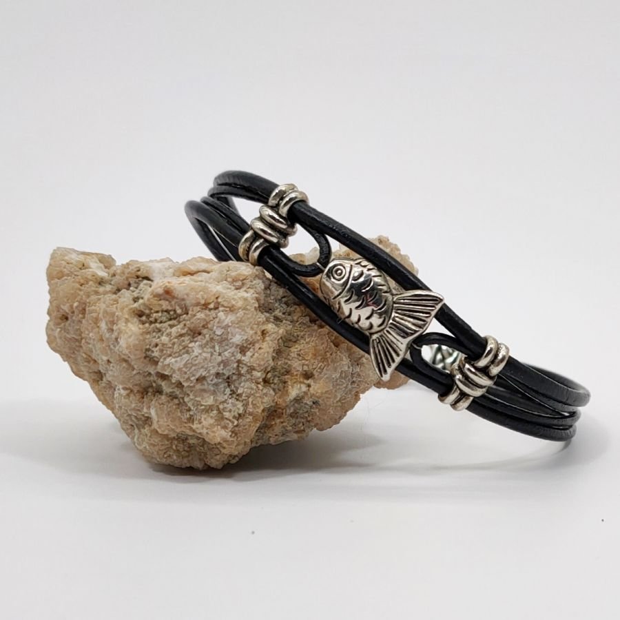 Herenarmband zwart leer met zilverkleurige metalen vissen