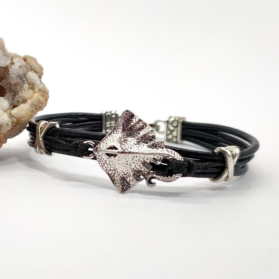 Herenarmband zwart leer met meerdere strengen en zilverkleurige metalen pijlstaartrog vissen