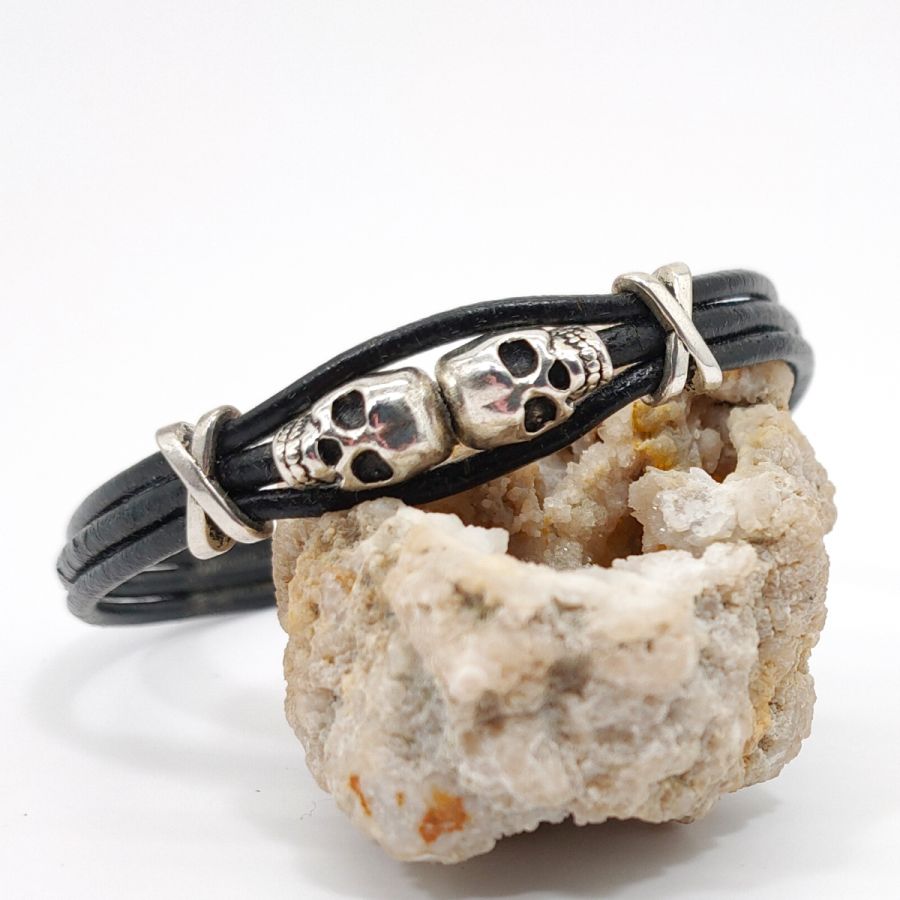 Herenarmband zwart leer meeraderig met dubbele doodskraal 
