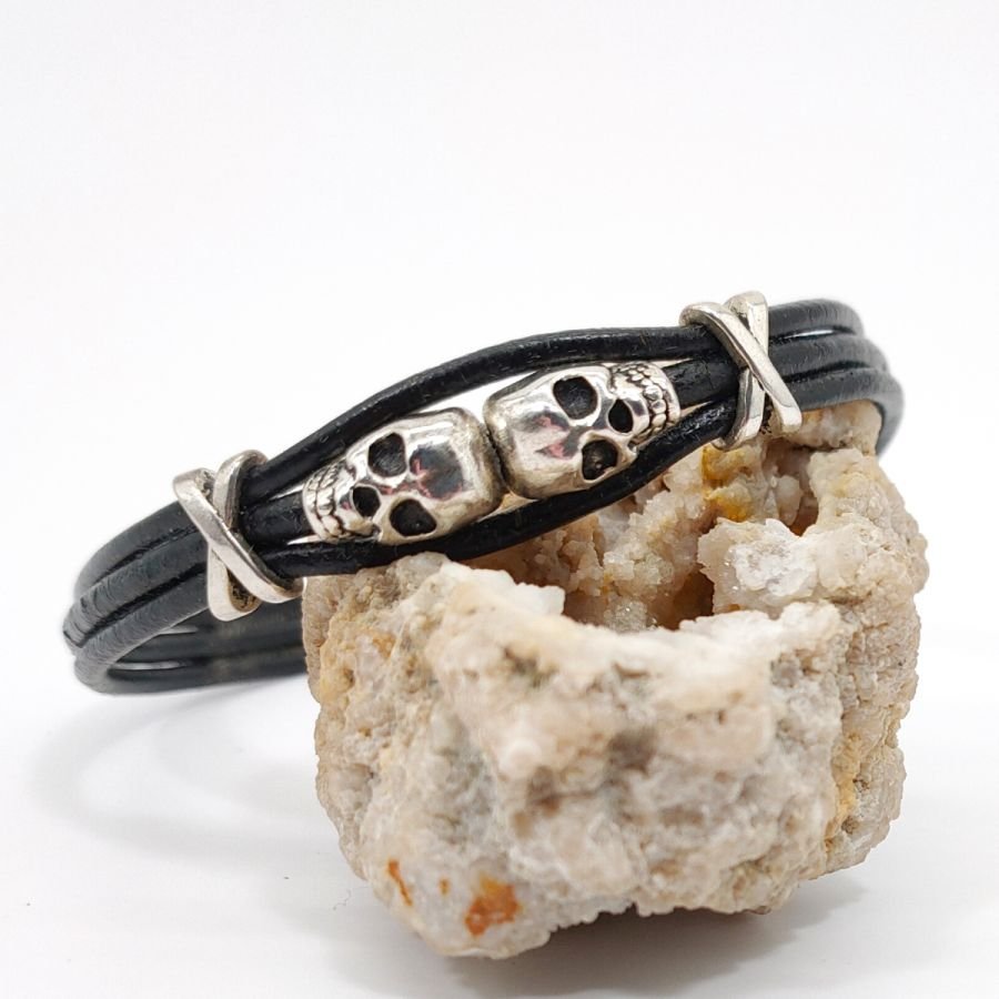 Herenarmband zwart leer meeraderig met dubbele doodskraal 