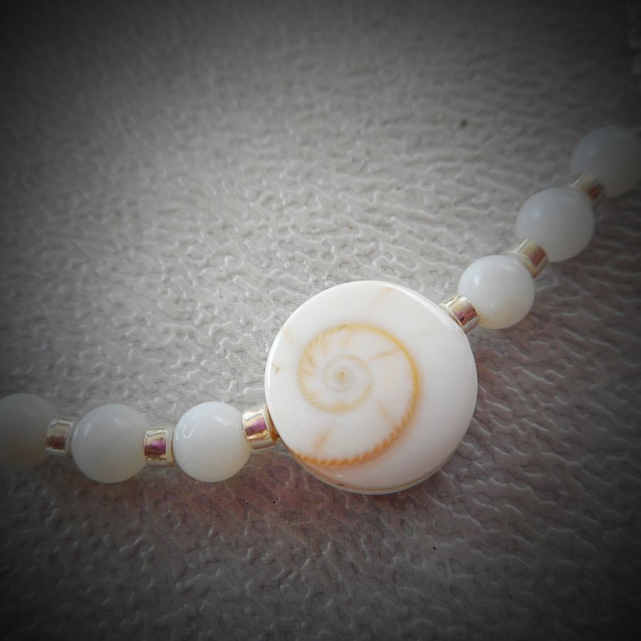 Armband van Lucie's eye en parelmoer kralen aan een 925 zilveren ketting.