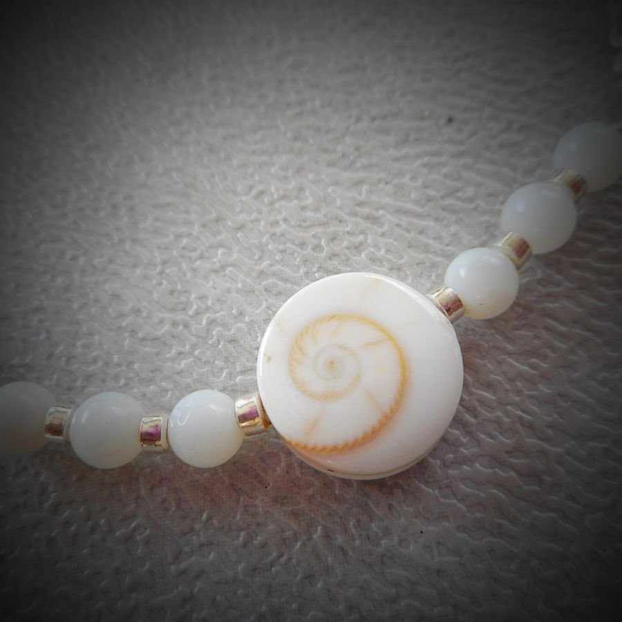 Armband van Lucie's eye en parelmoer kralen aan een 925 zilveren ketting.