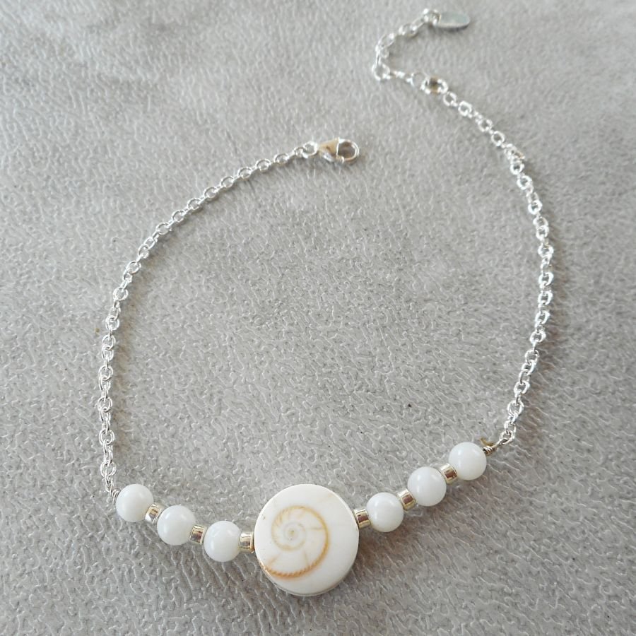 Armband van Lucie's eye en parelmoer kralen aan een 925 zilveren ketting.